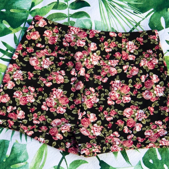 dark floral shorts - Picture 3 of 4
